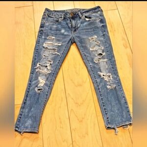 AMERICAN EAGLE SUPER STRETCHED DISTRESSED JEANS SIZE 6P